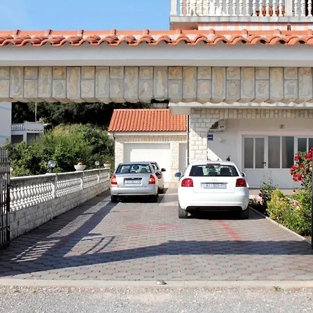 With A Parking Space - 5589