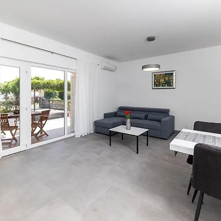 Apartman With Parking Space - 5589 *