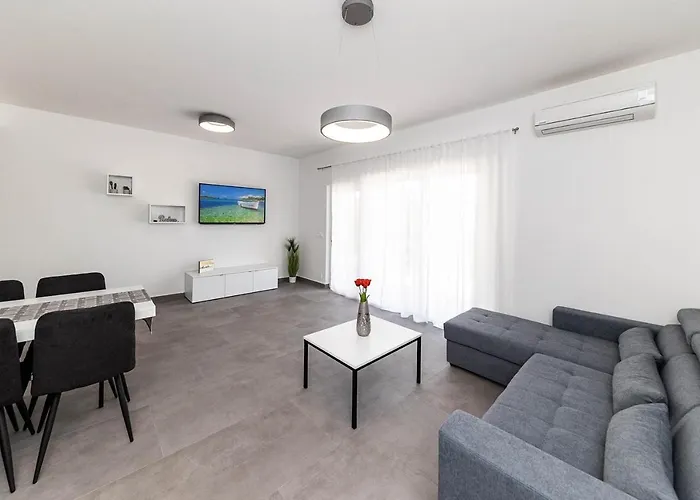 With Parking Space - 5589 Crikvenica